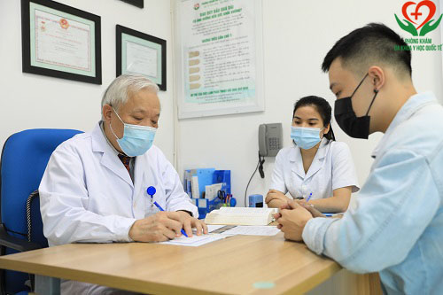 Bác sĩ Nguyễn Phương Hồng thăm khám
